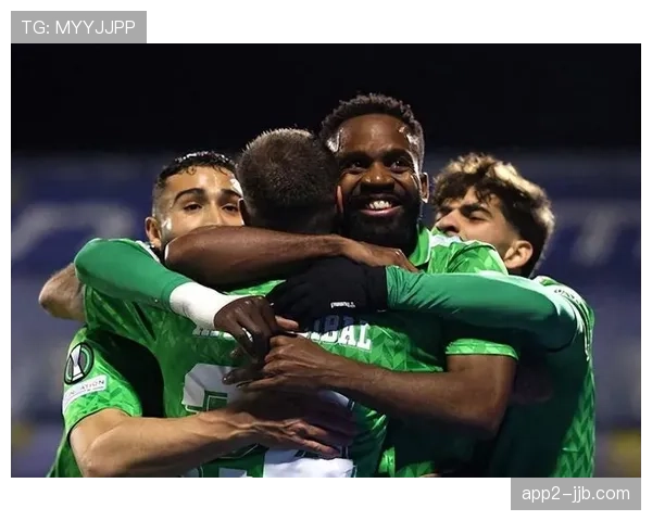 特写:贝蒂斯边锋迪奥在完成一次突破后,向教练席展示受伤的大腿 特写:贝蒂斯边锋迪奥在完成一次突破后,向教练席展示受伤的大腿